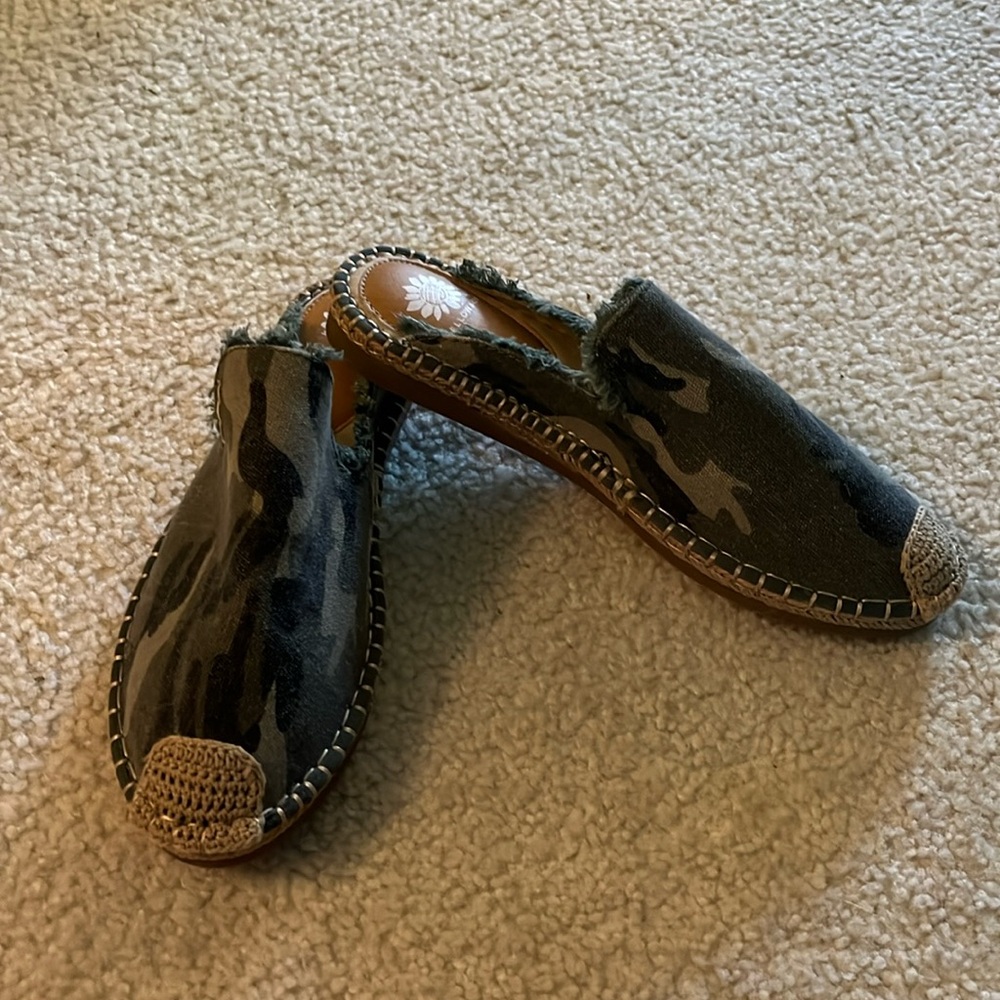 soft surroundings size 10 camouflage espadrille slides.